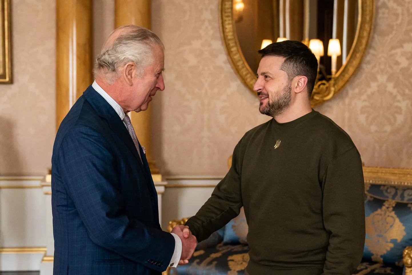 Kuningas Charles III surumas kätt Ukraina presidendi Volodõmõr Zelenskõiga.