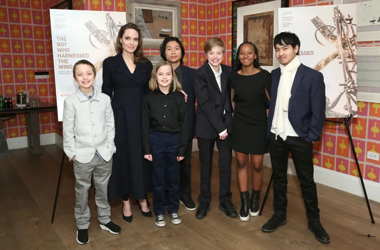 Angelina Jolie oma kuue lapsega. Vasakult: Knox Leon Jolie-Pitt, Vivienne Marcheline Jolie-Pitt, Pax Thien Jolie-Pitt, Shiloh Nouvel Jolie-Pitt, Zahara Marley Jolie-Pitt ja Maddox Chivan Jolie-Pitt