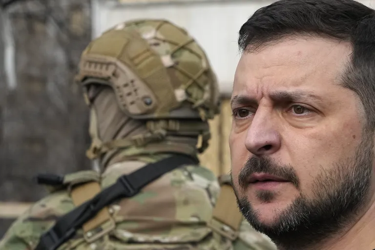 Президент Украины Владимир Зеленский посещает пострадавший от российского ракетного удара район Запорожья, Украина, понедельник, 27 марта 2023 года.