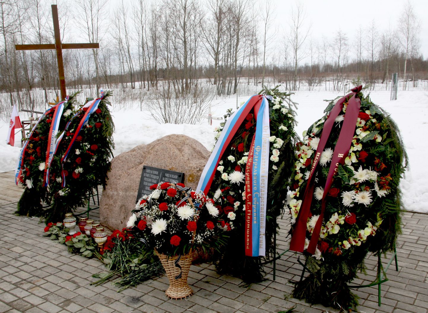 Mälestuskivi, pärjad ja rist õnnetuspaigal Smolenskis.
