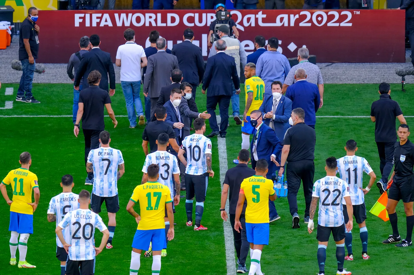 Матч между сборными Бразилии и Аргентины был прерван.