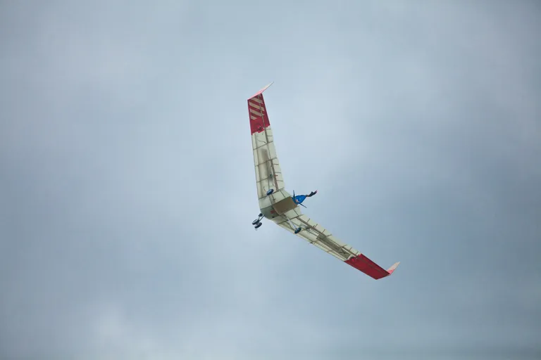Tudengitiimi Blue Sparrow droon sooritamas katselendu UAS Challenge võistlusel.