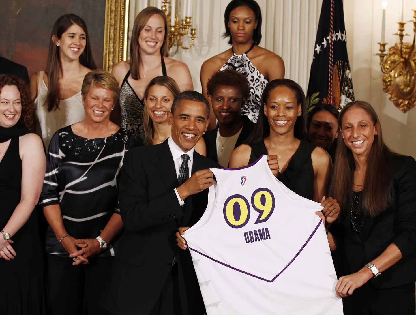 USA president Barack Obama võõrustas 19. juulil 2010. aastal Washingtonis Valges Majas korvpallinaiskonda Phoenix Mercury, kes oli 2009. aasta USA naiste meister korvpallis. Obamale kingiti ka tema nimega korvpallisärk