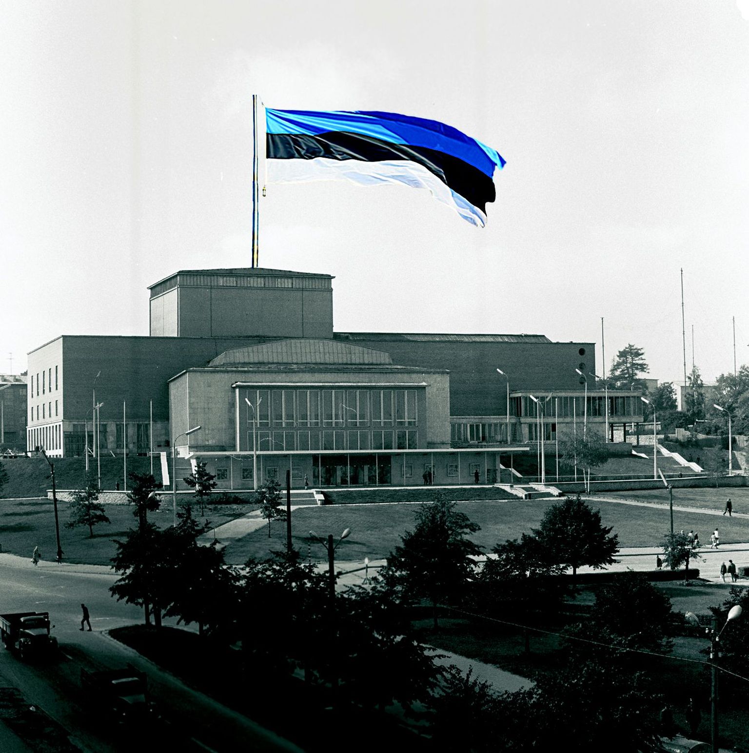 Niisugusena kujutame praegu, vabas Eestis ette sinimustvalge lipu lehvimist Vanemuise suure maja lavatorni katusel nõukogudeaegses Tartus. Tegelikult oli pilt tunduvalt teistsugune, nagu selgub meenutustes.