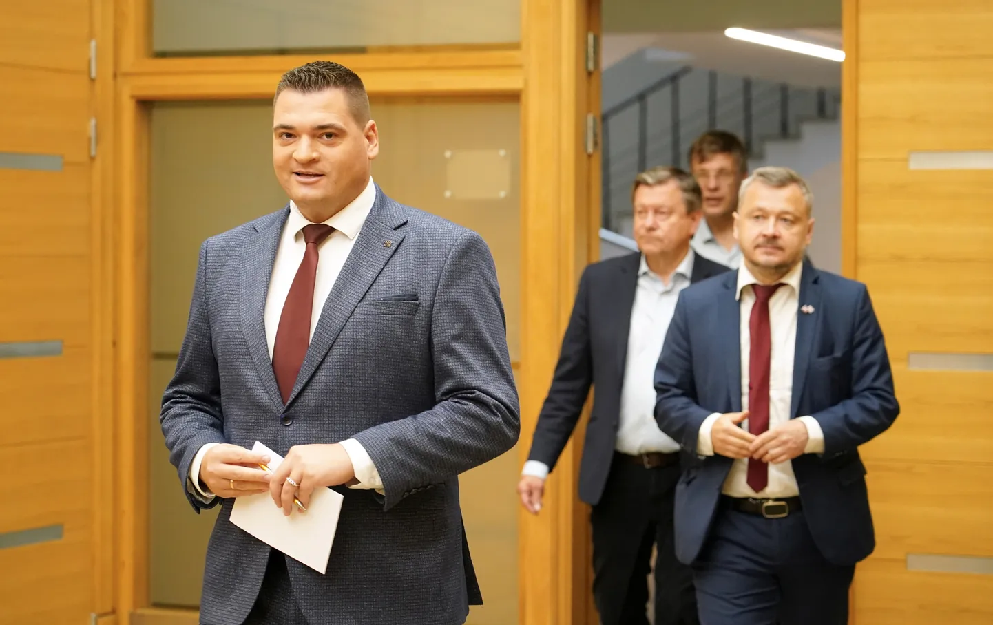 Nacionālās apvienības Rīgas mēra amata kandidāts Edvards Ratnieks (priekšplānā) un Rīgas domes deputāti Dainis Locis un Ģirts Lapiņš tikšanās laikā ar partijas "Progresīvie" pārstāvjiem Rīgas domē, kurā pārrunā nākamās koalīcijas veidošanu.