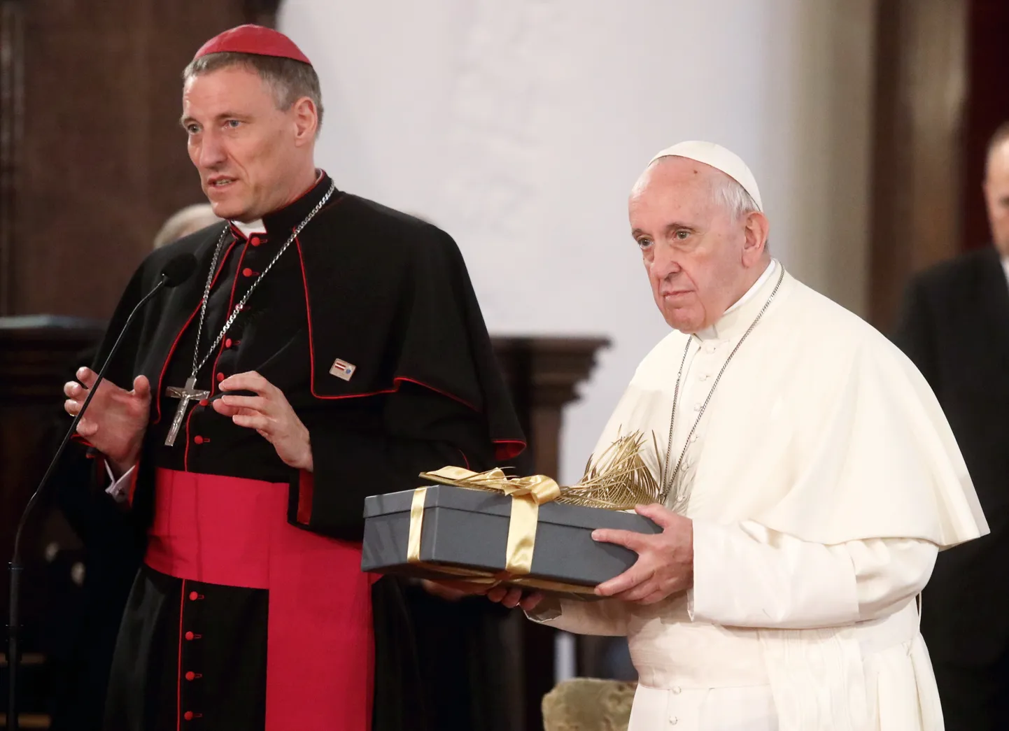 Viņa Svētība pāvests Francisks (no labās) pasniedz dāvanas Latvijas Romas Katoļu baznīcas arhibīskapam Zbigņevam Stankevičam tikšanās laikā ar senioriem Svētā Jēkaba katedrālē.