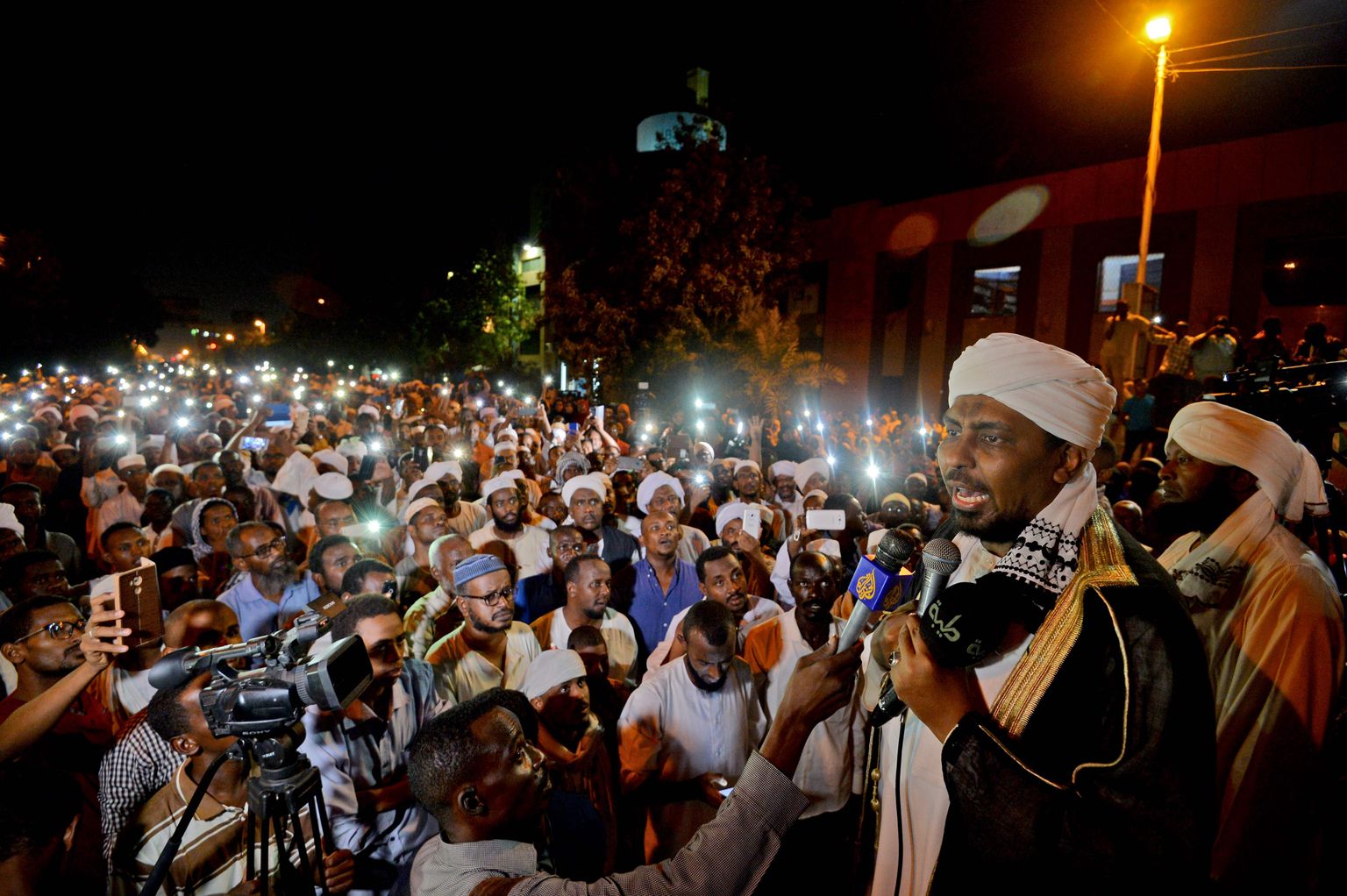 Sudaani moslemivaimulik Mohamed Ali Jazuli kõnelemas islamirühmade toetajatele.