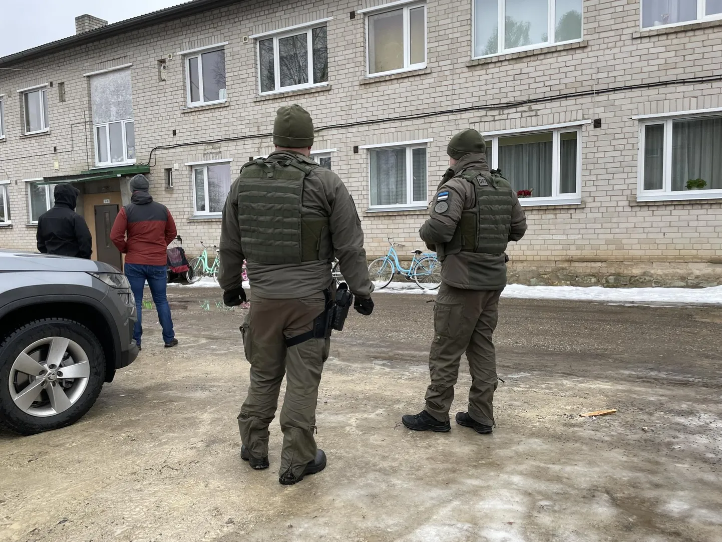 В среду в полдень полицейские все еще находились на месте происшествия на улице Калеви в Выхме.