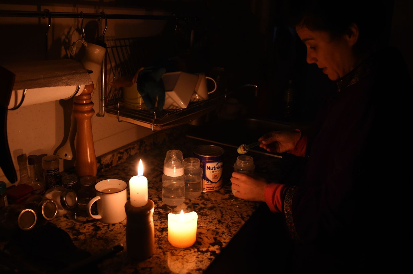 Женщина в Монтевидео, Уругвай, зажигает свечи. В Аргентине и Уругвае блэкаут .