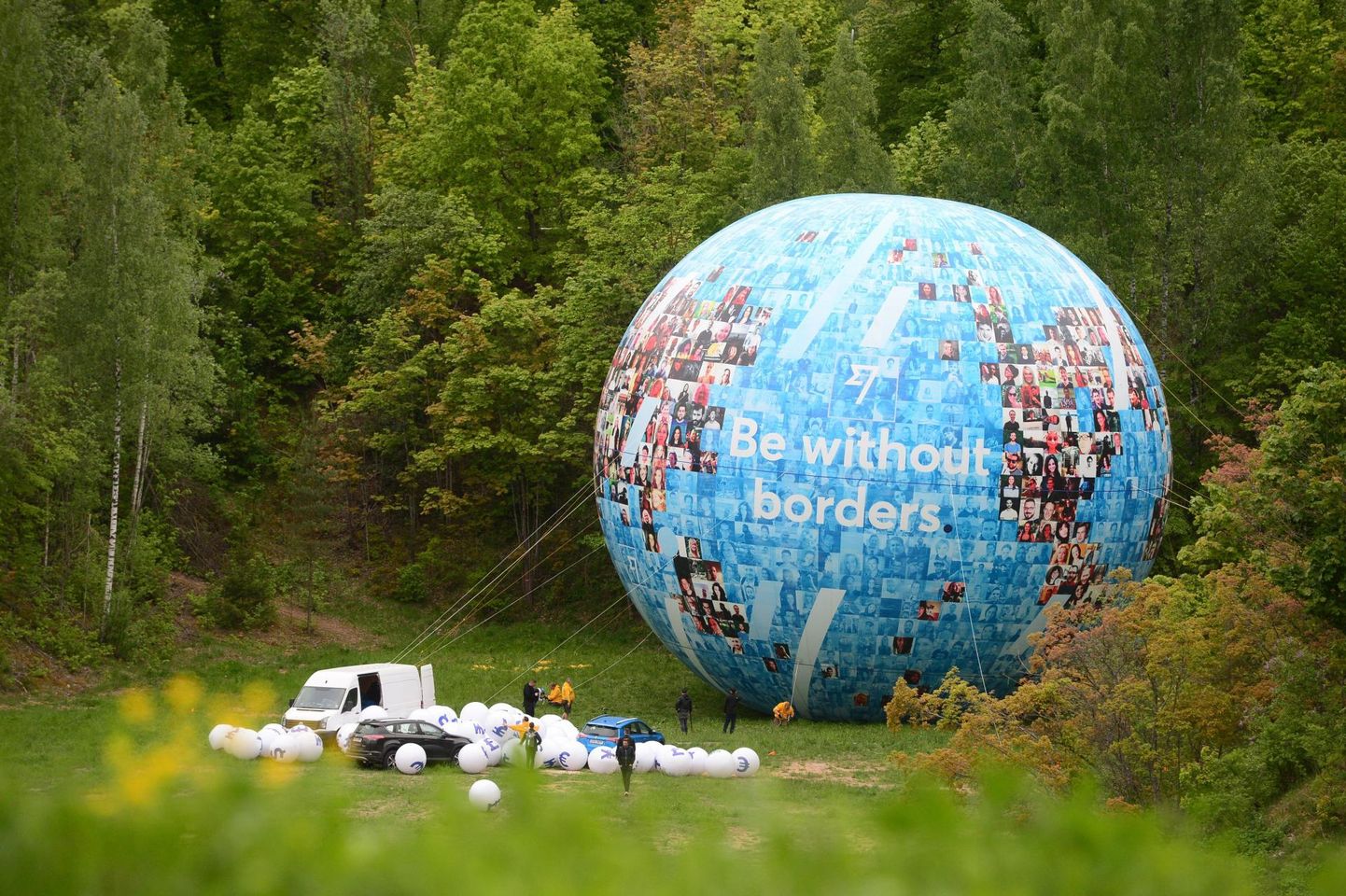 TransferWise lasi neli suve tagasi Tartus Eesti Rahva Muuseumi kõrval üles seada 21 meetri kõrguse õhupalli, mis sümboliseeris maailma avatust ja mitmekesisust.