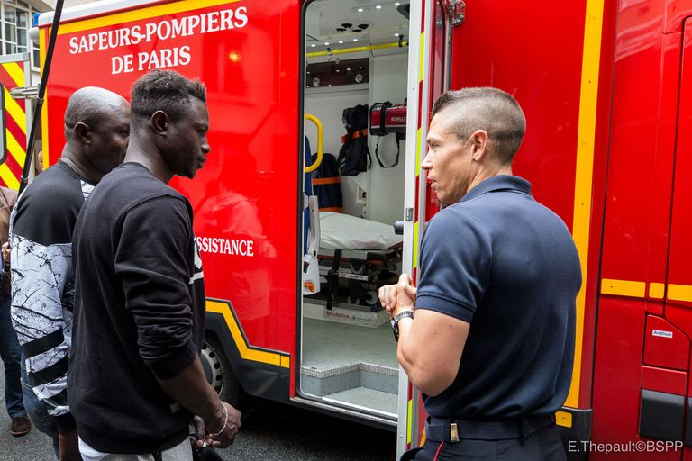Malist pärit «ämblikmees» Mamoudou Gassama külastab Pariisi tuletõrjebrigaadi.