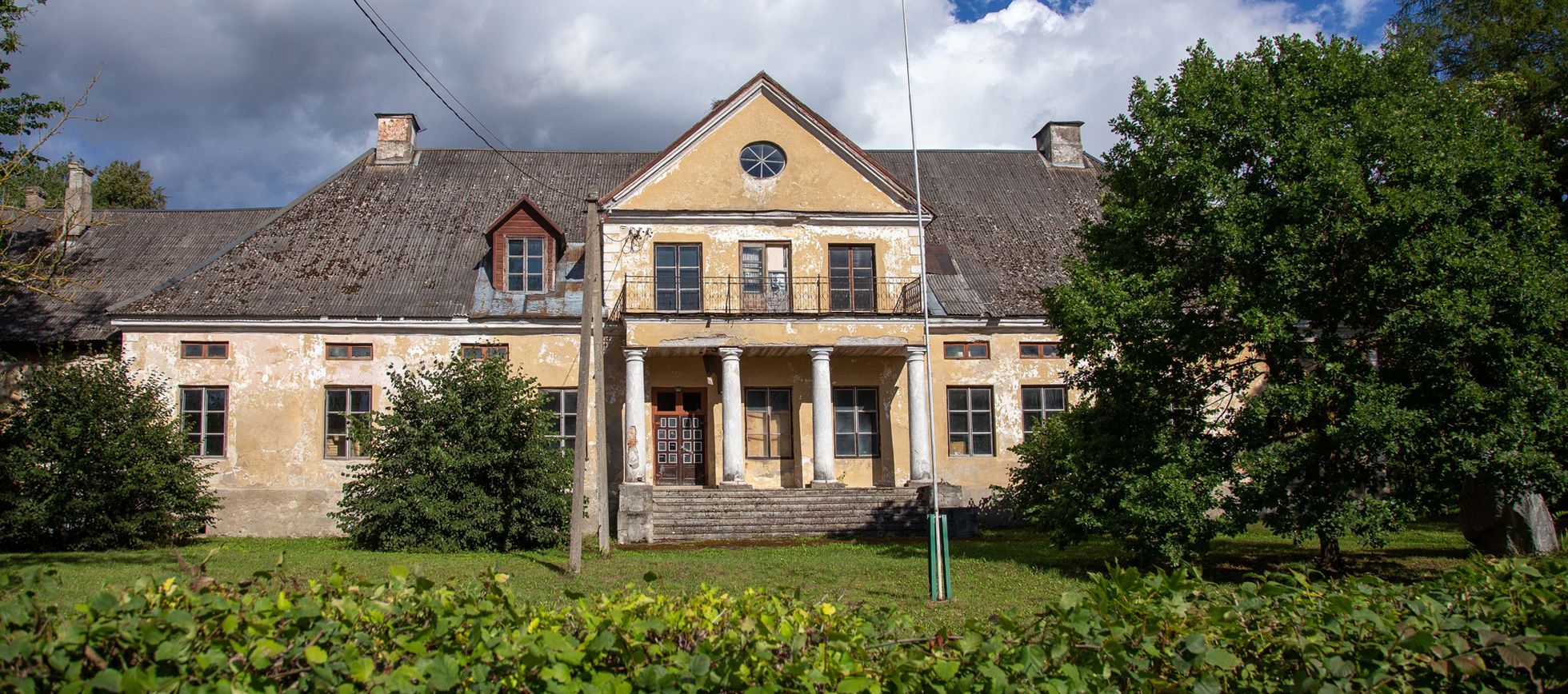 18. sajandi lõpus ehitatud ning parun Ernst von Roseni perekonnale kuulnud Karinu mõis, kus kool aastast 1854. aastast tegutses, on juba aastaid eraomandis.