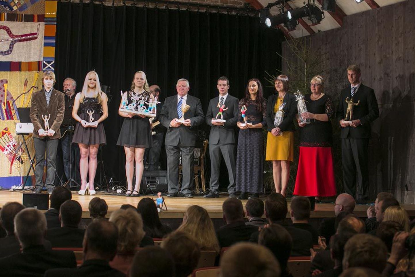 Viljandimaa 2013. aasta parimatele sportlastele ja spordi toetajatele korraldatud pidulikul koosviibimisel ulatati auhinnasaajatele omanäolised lustlikud meened.