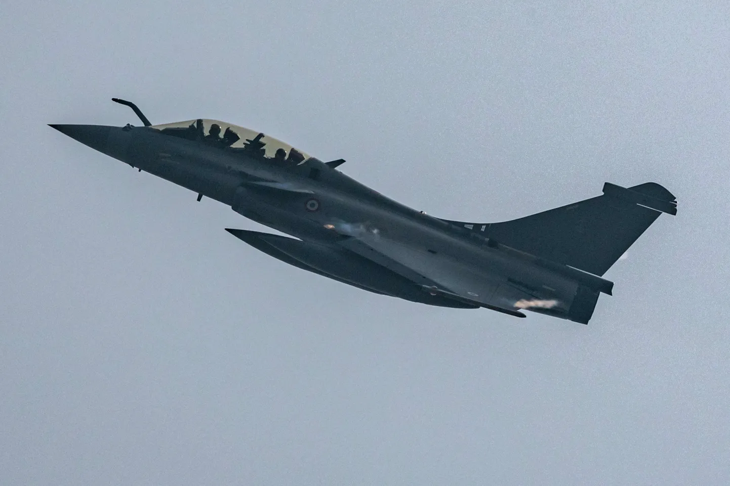 Prantsuse mitmeotstarbeline hävitaja Rafale tegemas näidislendu Jakartas 24. juulil 2024. aastal.