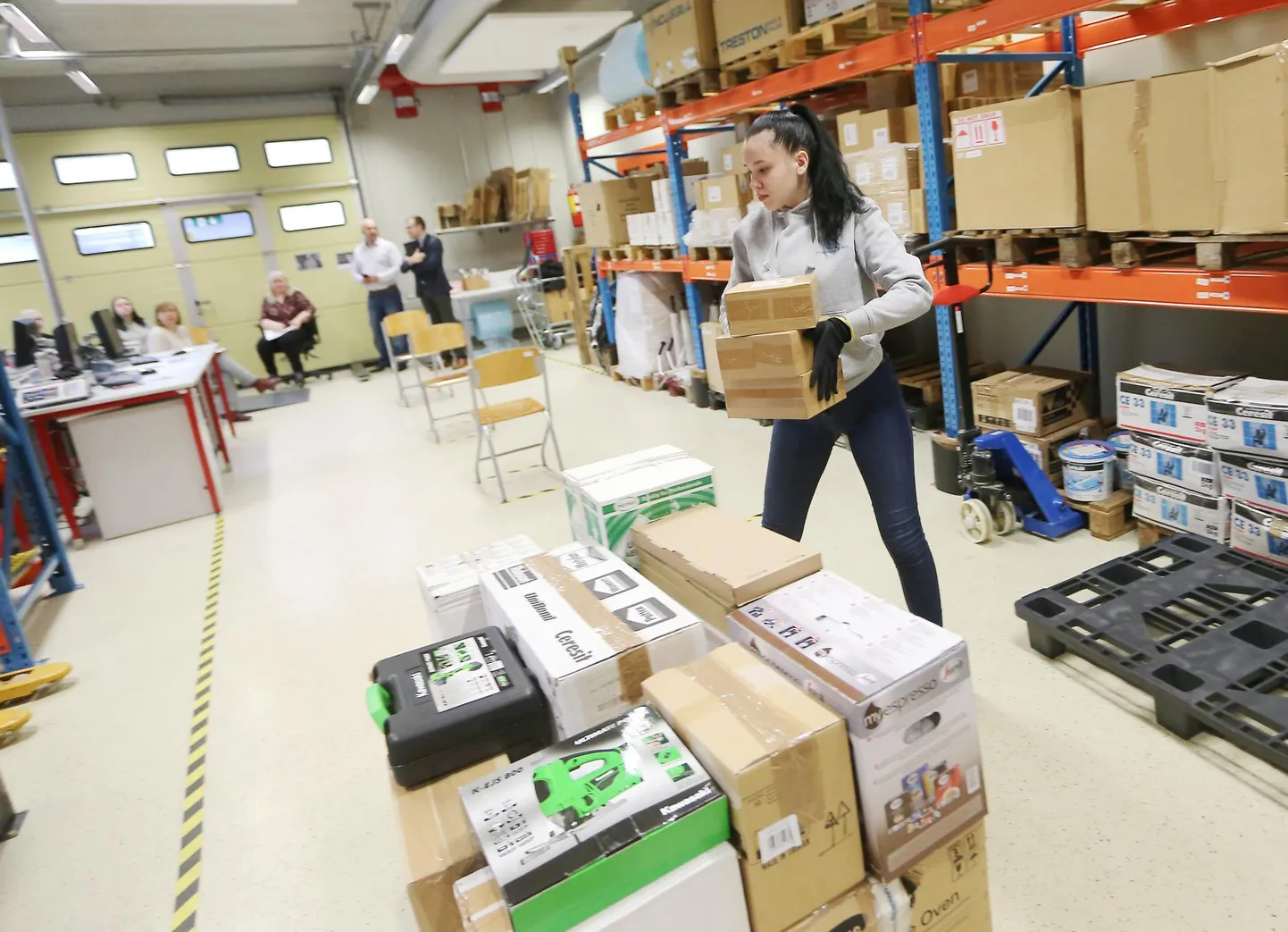 Kutsehariduskeskuse aasta tegija kutsevõistlusel osales eile ka logistikat õppiv Rahel Bettler, kes pidi euroalusele pakkima žürii etteantud koguse pakke. Hiljem tuli tal ka käsikahveltõstukiga slaalomit sõita nii, et laadung uppi ei läheks.