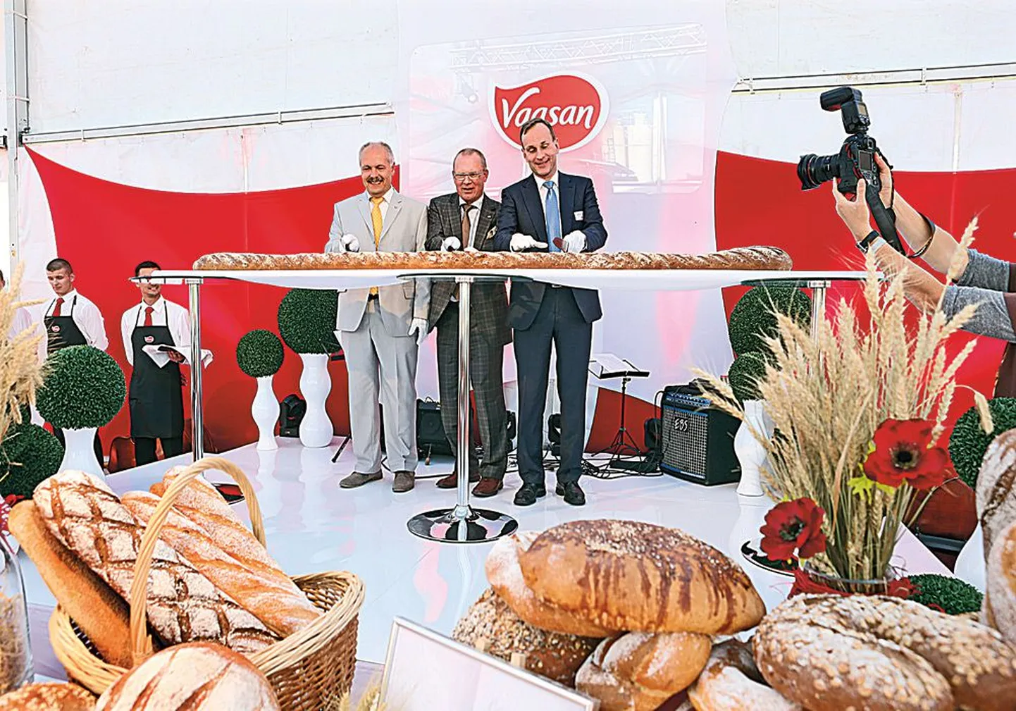 Vaasan Groupi uue tehase avamisel lõikasid selleks puhuks küpsetatud 15 kilogrammi kaaluva leiva läbi Saue linnapea Henn Põlluaas (vasakult), tehase ehitanud SRV juht Jukka Hienonen ja kontserni tegevjuht Esa Rautalinko.