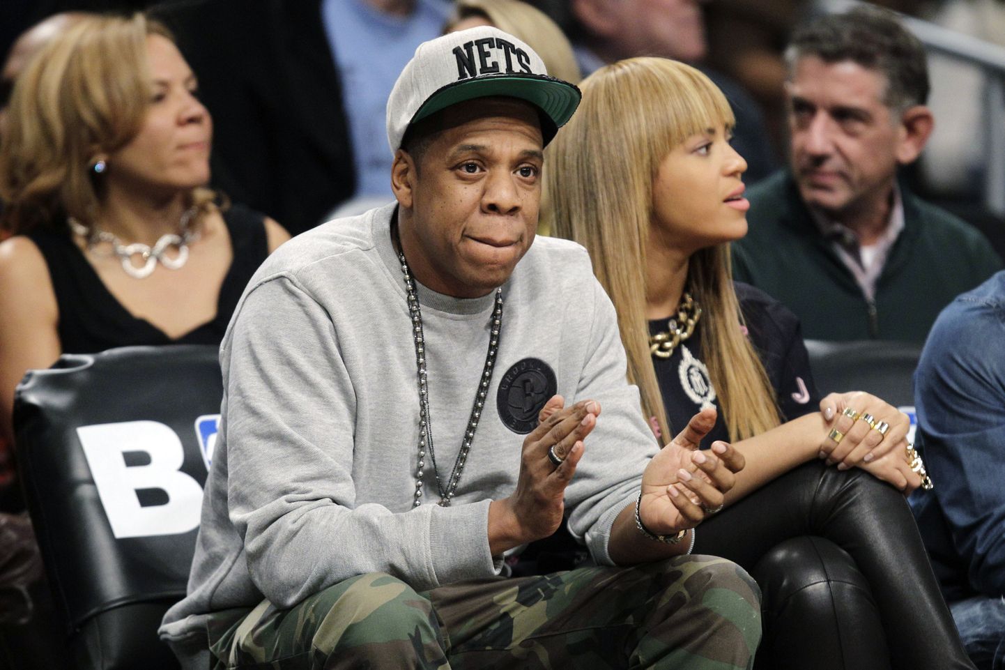 Brooklyn Nets omanike hulka kuuluv Jay-Z ja tema abikaasa Beyonce.