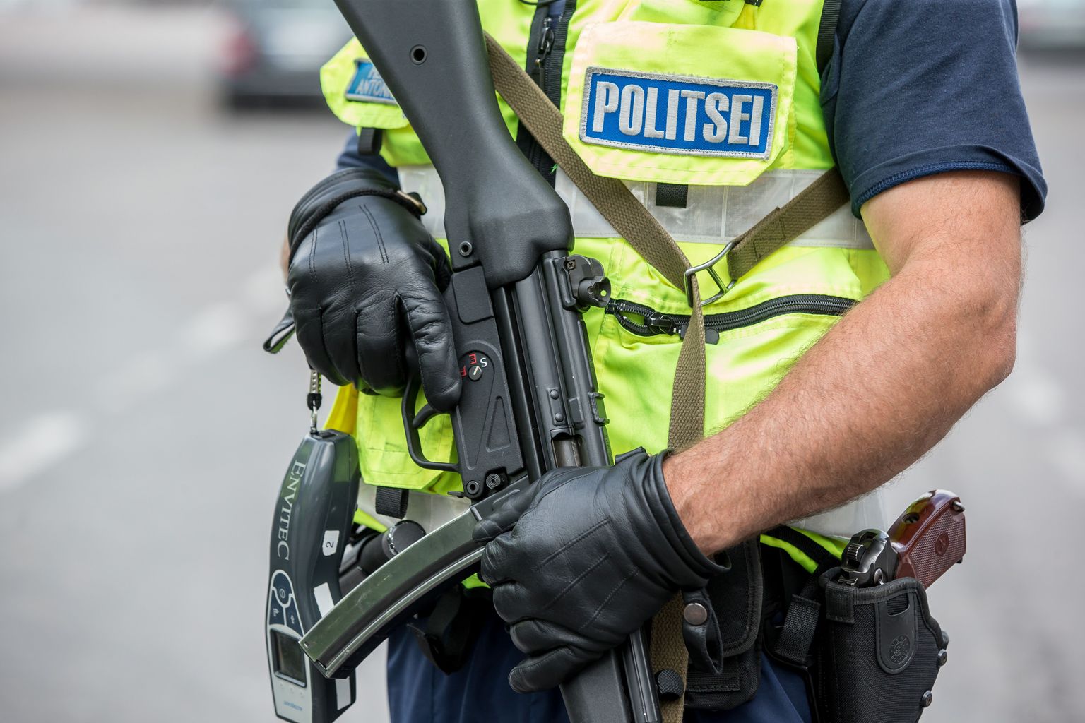 Täiendatud relvastusega politseijulgestus Tallinna reisisadamas. Foto illustreeriv