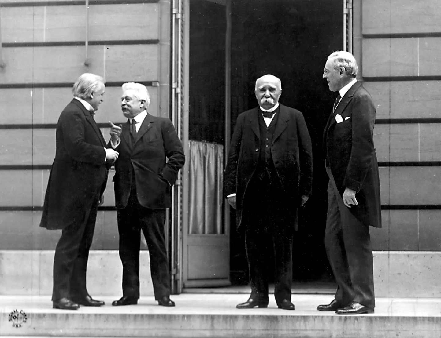 Совет четырех, он же Большая четверка: Дэвид Ллойд Джордж, Витторио Орландо, Жорж Клемансо и Вудро Вильсон в Париже.