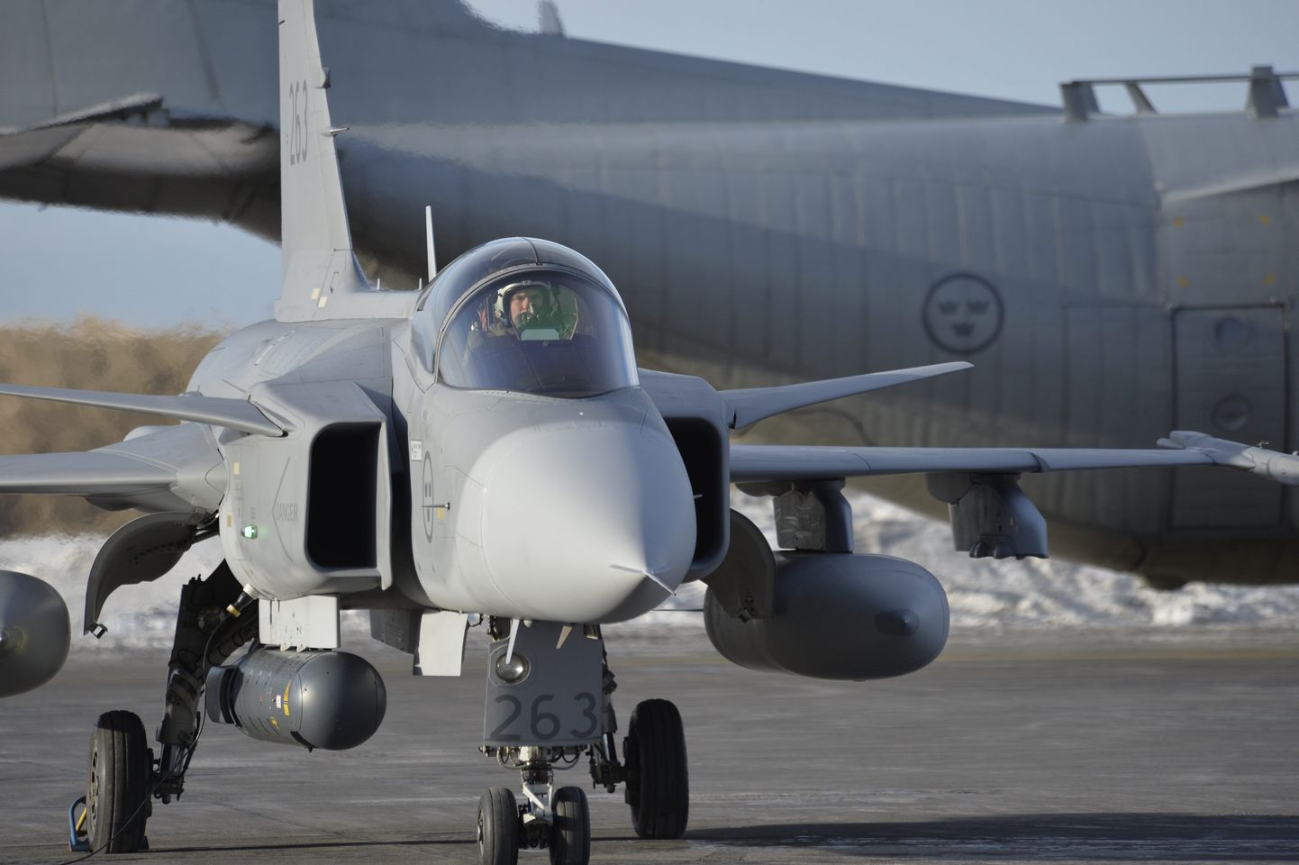 Rootsi kaitseminister Karin Enström peav vajalikuks hankida riigile juurde JAS Gripen hävituslennukeid (fotol).