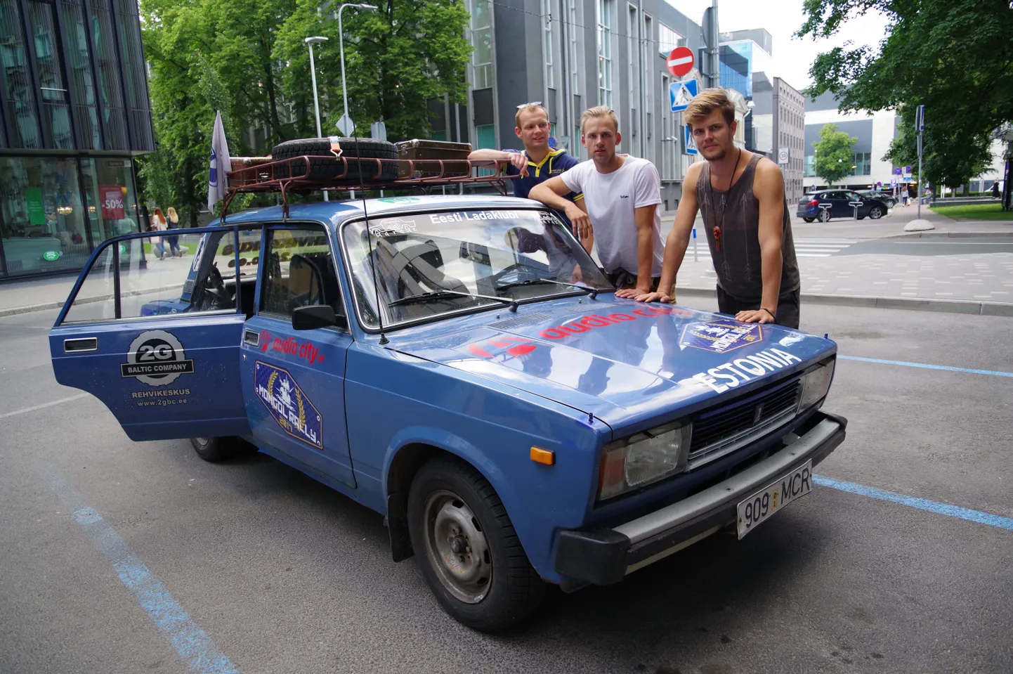 Sinise 1984. aasta Lada ostsid Tarmo Talv (vasakult), Margus Põllupüü ja H.P Hiiumaalt. Kui kõik läheb hästi, on nad umbes paari kuu pärast Siberis Ulan-Udes, kust sõidavad tagasi Eestisse.