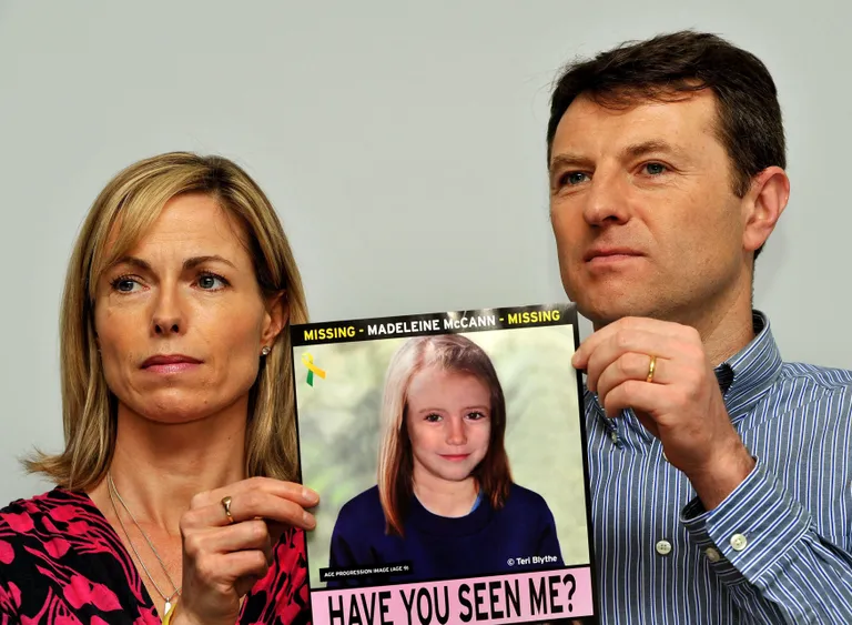 Gerry ja Kate McCann näitamas politsei fotoroboti pilti, milline võib nende tütar Madeleine nüüd välja näha