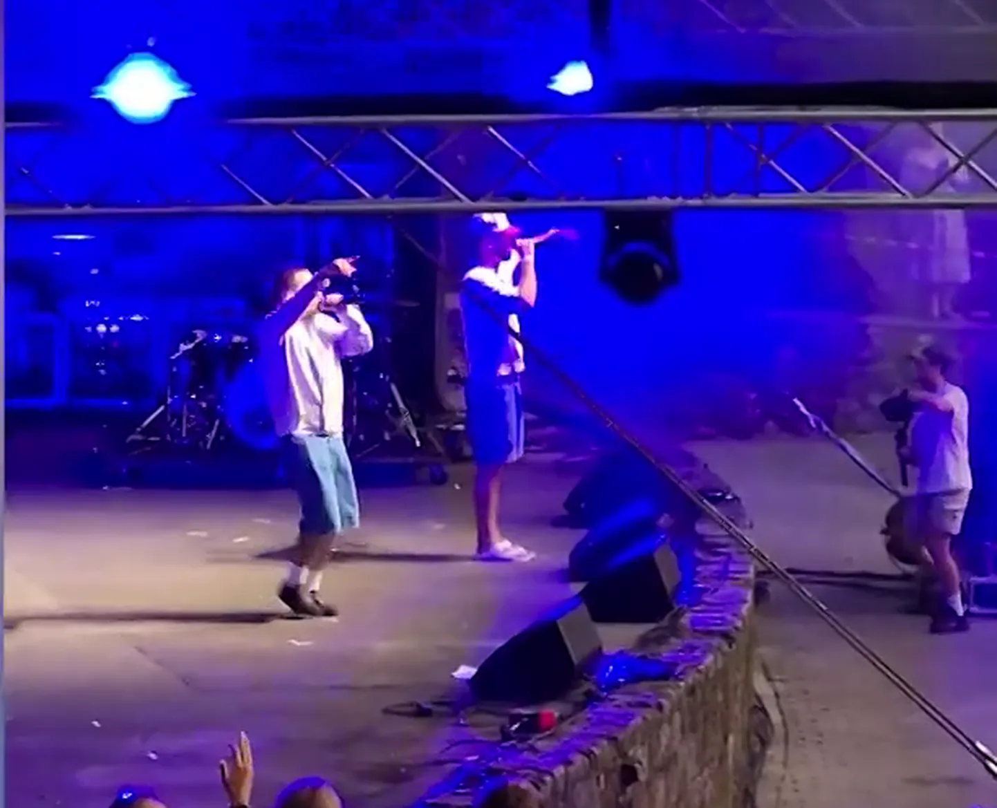 VIDEO Cēsu svētku lielkoncertā enerģisku uzstāšanos aizvada grupa 