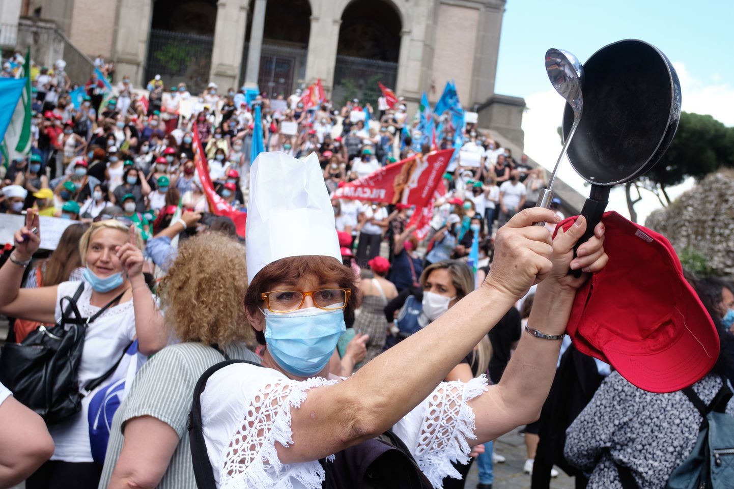 Koolisööklate töötajate meeleavaldus täna Roomas. Itaalias pakuti välja idee 60 000 vabatahtlikust koosnevast viirusevalvest, kes hakkaks tuletama inimestele meelde vajadust viirusevastastest meetmetest kinni pidada.