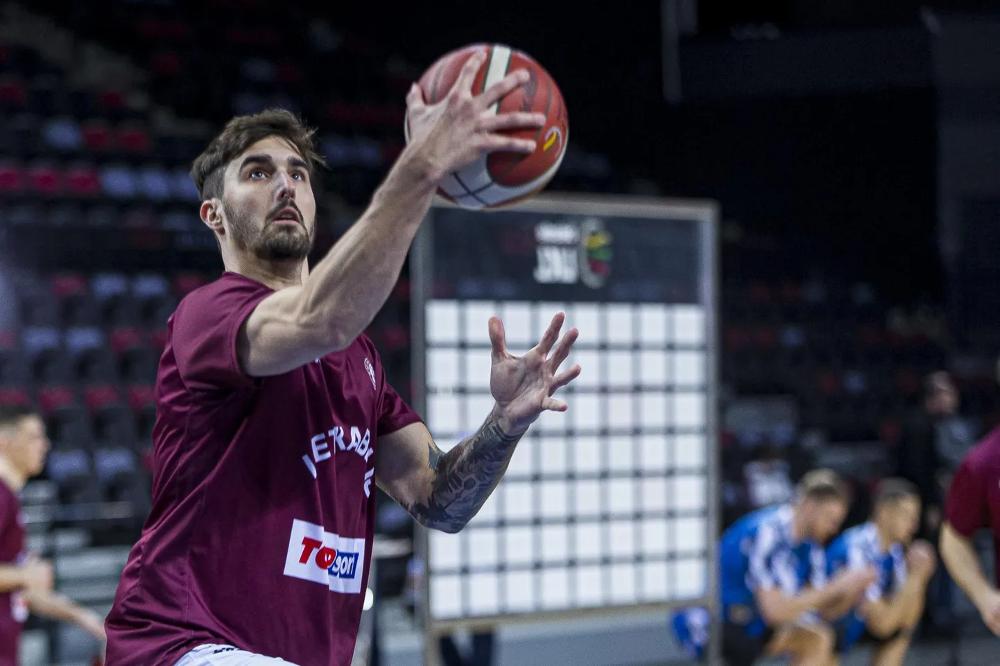Troy Barnies pallis mullu Leedu liigas Lietkabelises ja aasta varem Eesti–Läti ühisliigas Liepaja eest, kõmmutades keskmiselt 18,4 punkti.