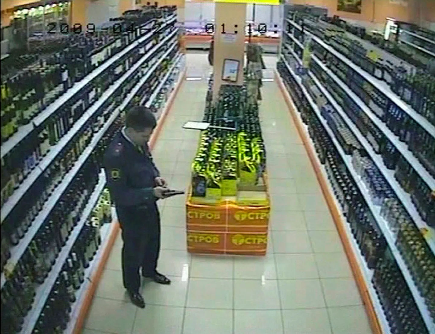 Ostukeskuse turvakaamera salvestus, millel on näha Denis Jevsjukovi püstolit laadimas