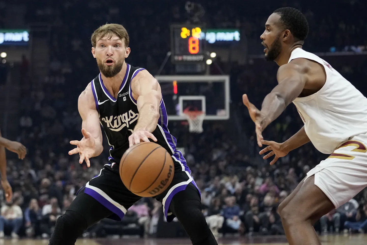 Domants Sabonis (no kreisās)