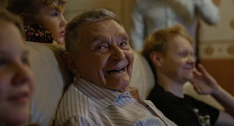 Filmas varonis Alfons Sprukts: "Nevēlos attiecības. Man patīk būt brīvam. Nezinu, cik ilgi dzīvošu. Lai tagad mani kāda appuišotu? Negribu!"