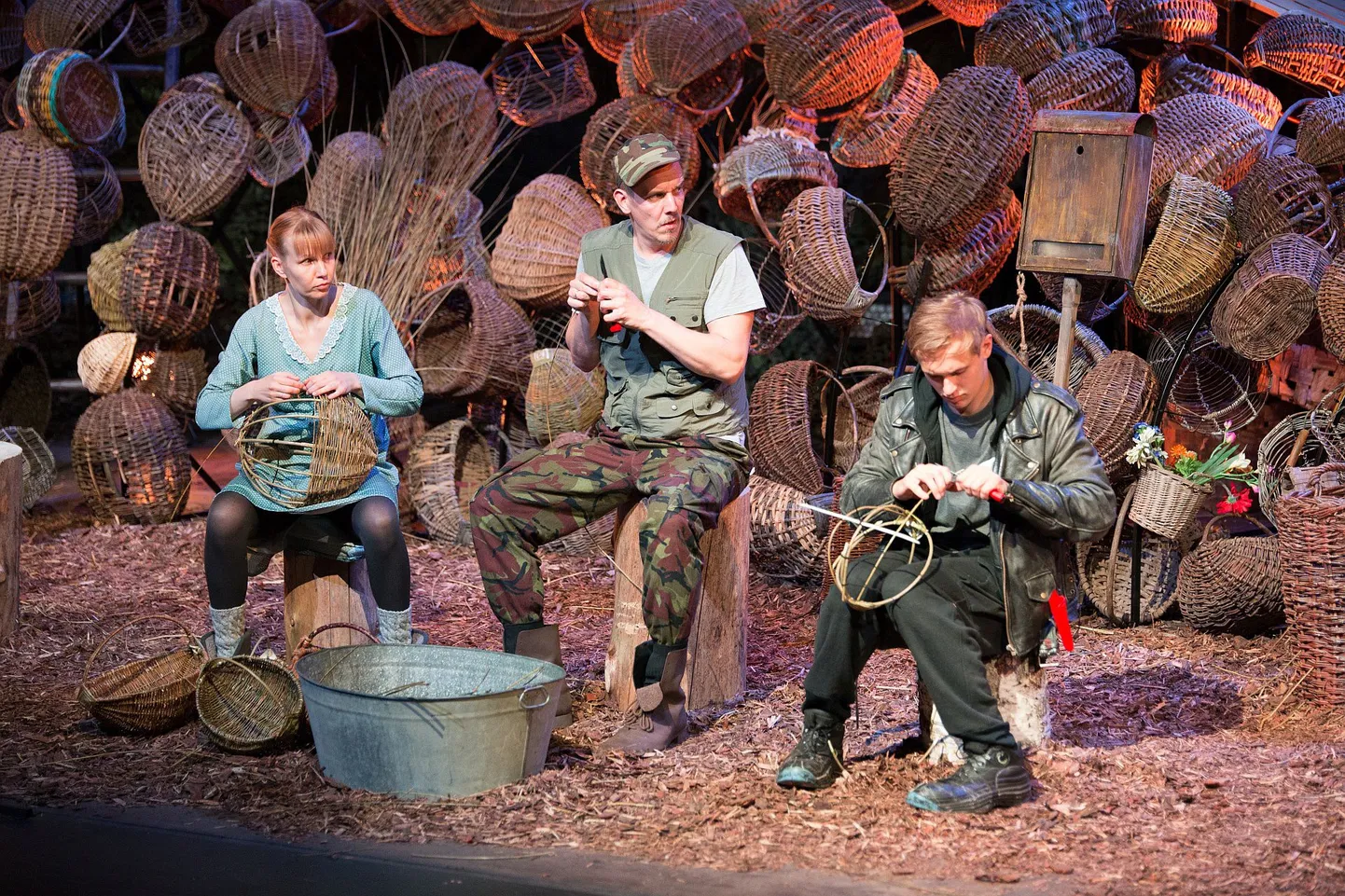 Hetk NUKU teatri lavastusest «Mees, kes ei teinud mitte midagi»