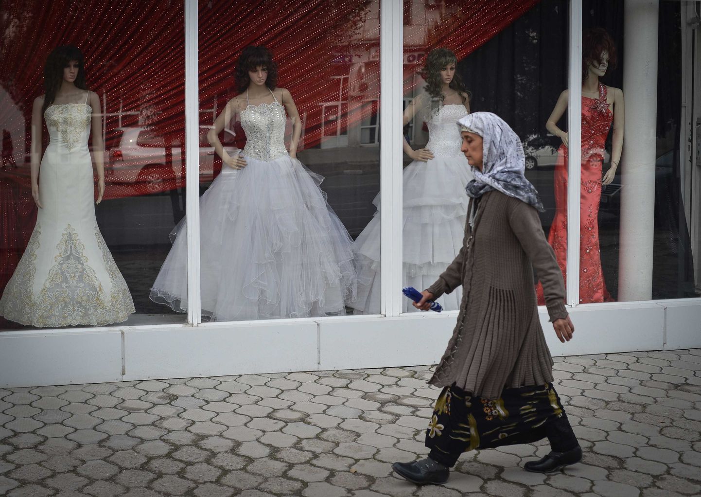 Naine Dušanbes asuva pulmasalongi ees.