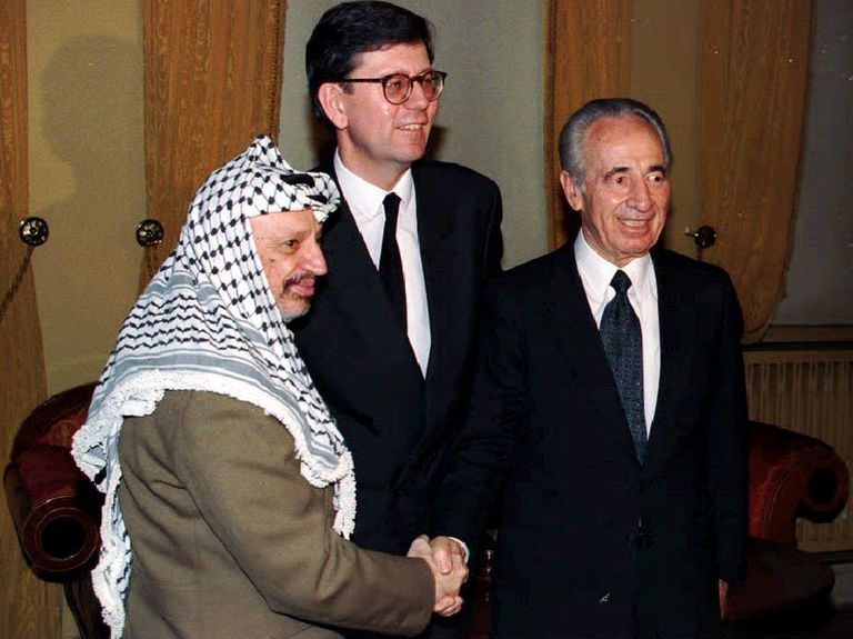 1994. aastal tehtud pildil suruvad tollane Iisraeli välisminister Shimon Peres (paremal) ja Palestiina Vabastusorganisatsiooni juht Yasser Arafat (vasakul) kätt. Foto: AFP/Scanpix