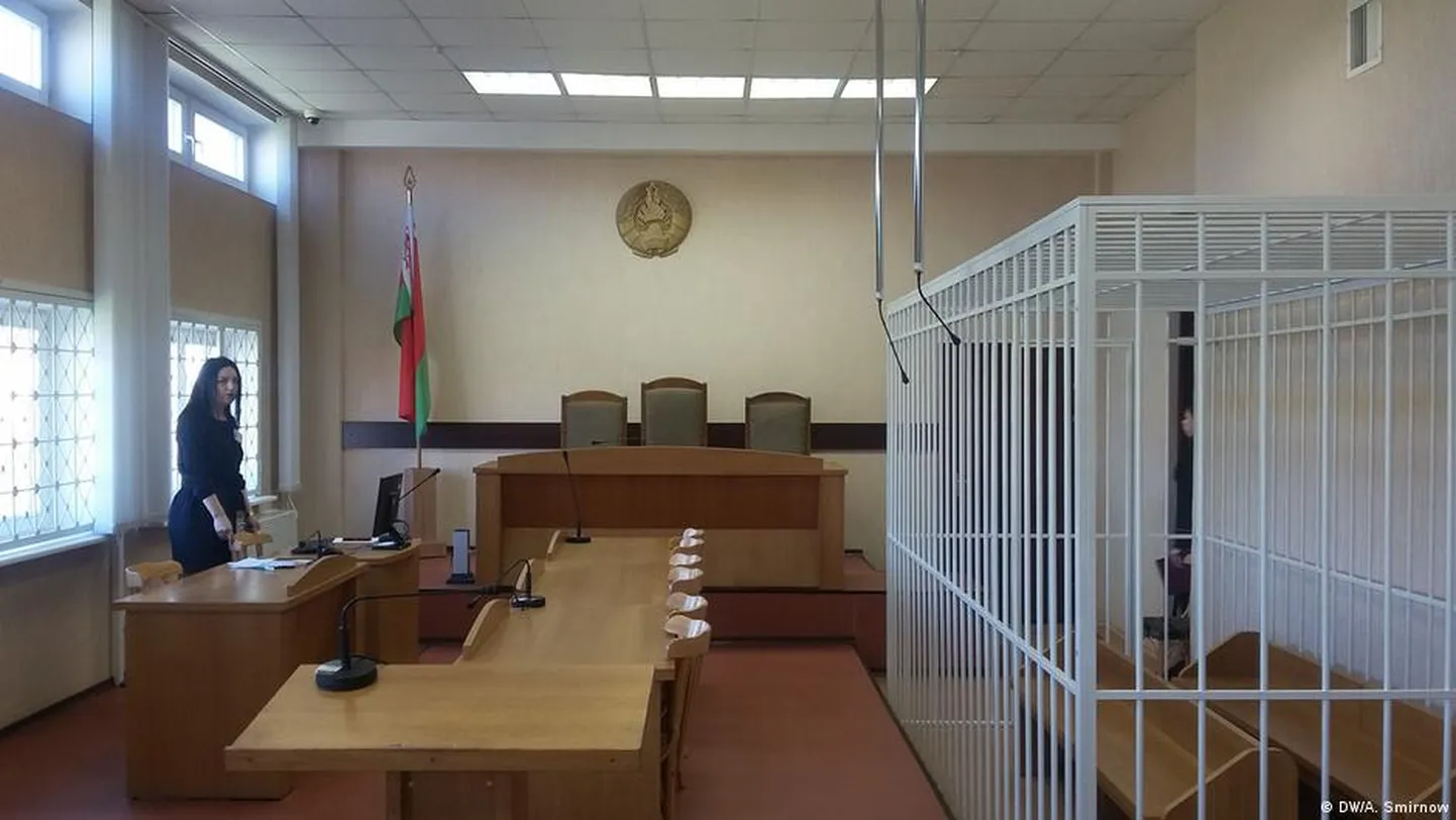 Герои "покаянных" видео соглашаются на их запись, чтобы не попасть на скамью подсудимых