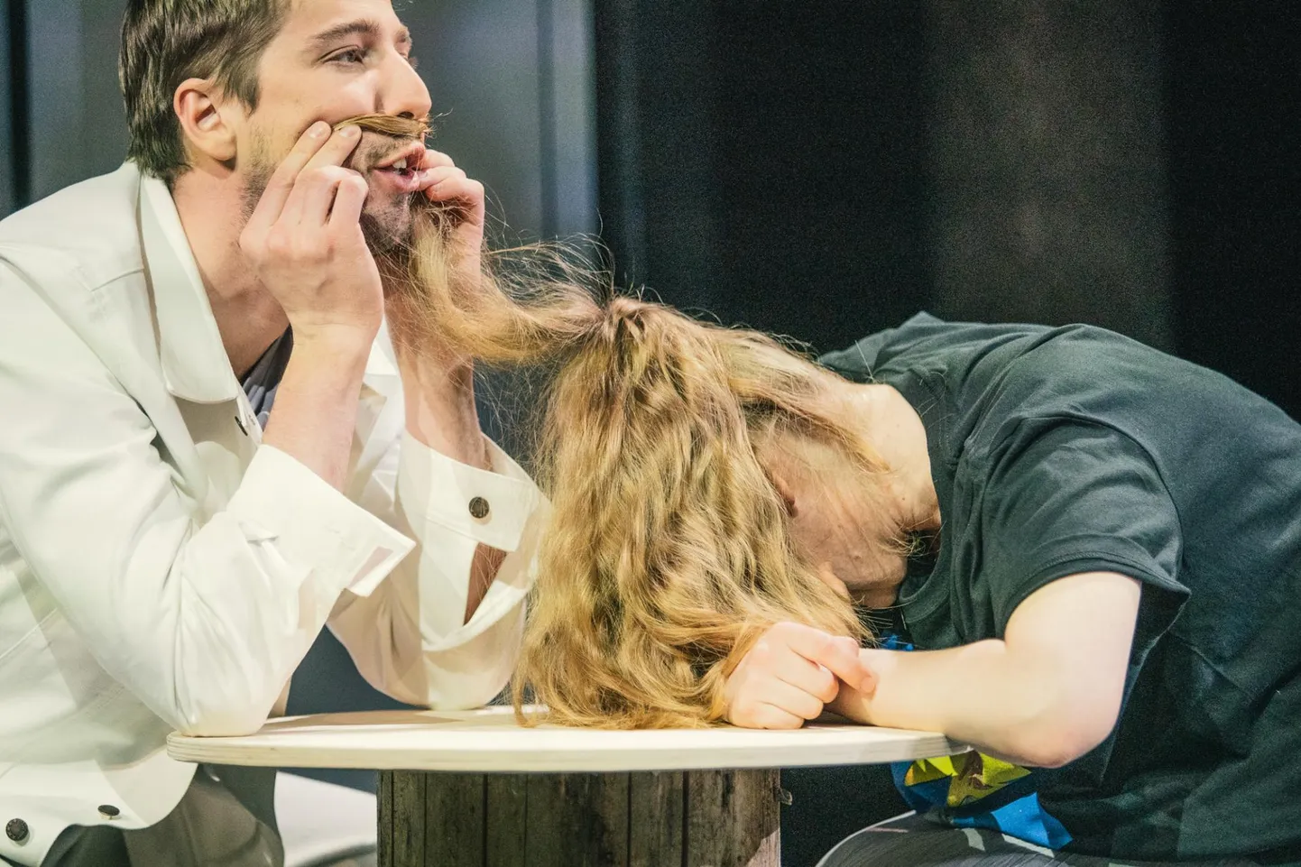 Maksim Gorki «Suvitajad» Endla teatris. Õde-venda isekeskis, huumor ja kannatused käsikäes: Vlass - Karl-Andreas Kalmet, Varvara Mihhailovna - Kati Ong.