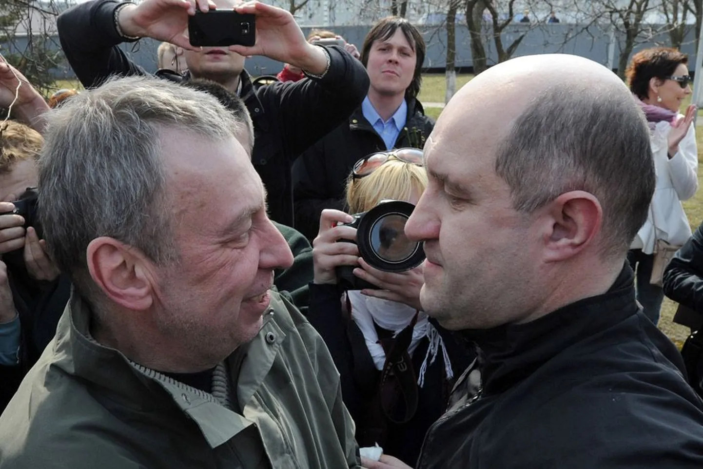 Endine presidendikandidaat Andrei Sannikov (vasakul) tervitas eile Minskis Dmitri Bonda­renkot.