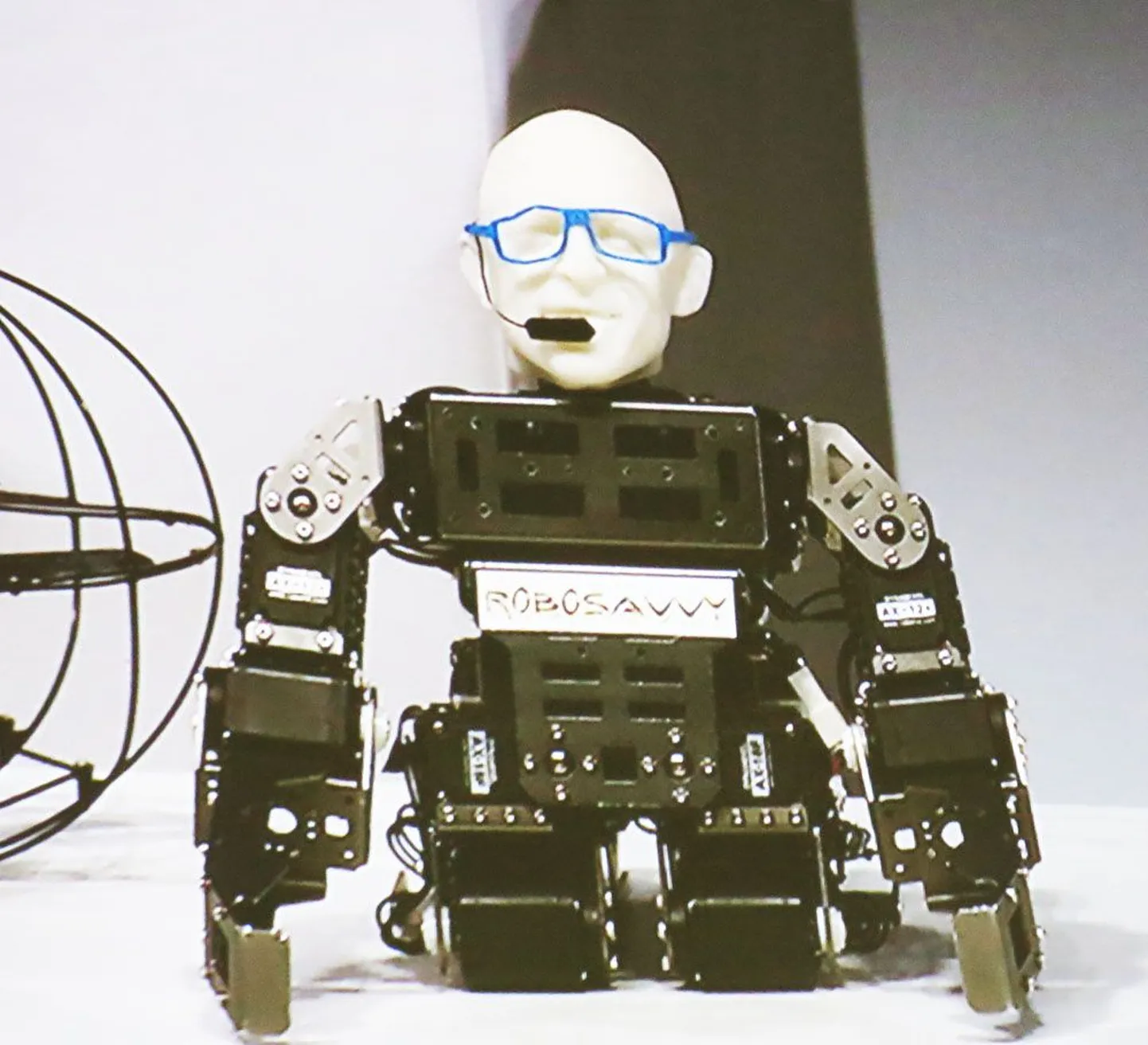 The Wiredi peatoimetaja näitas 3Ds väljaprinditud tantsivat robotit (pildil) ja mõttejõul lendavat helikopterit.