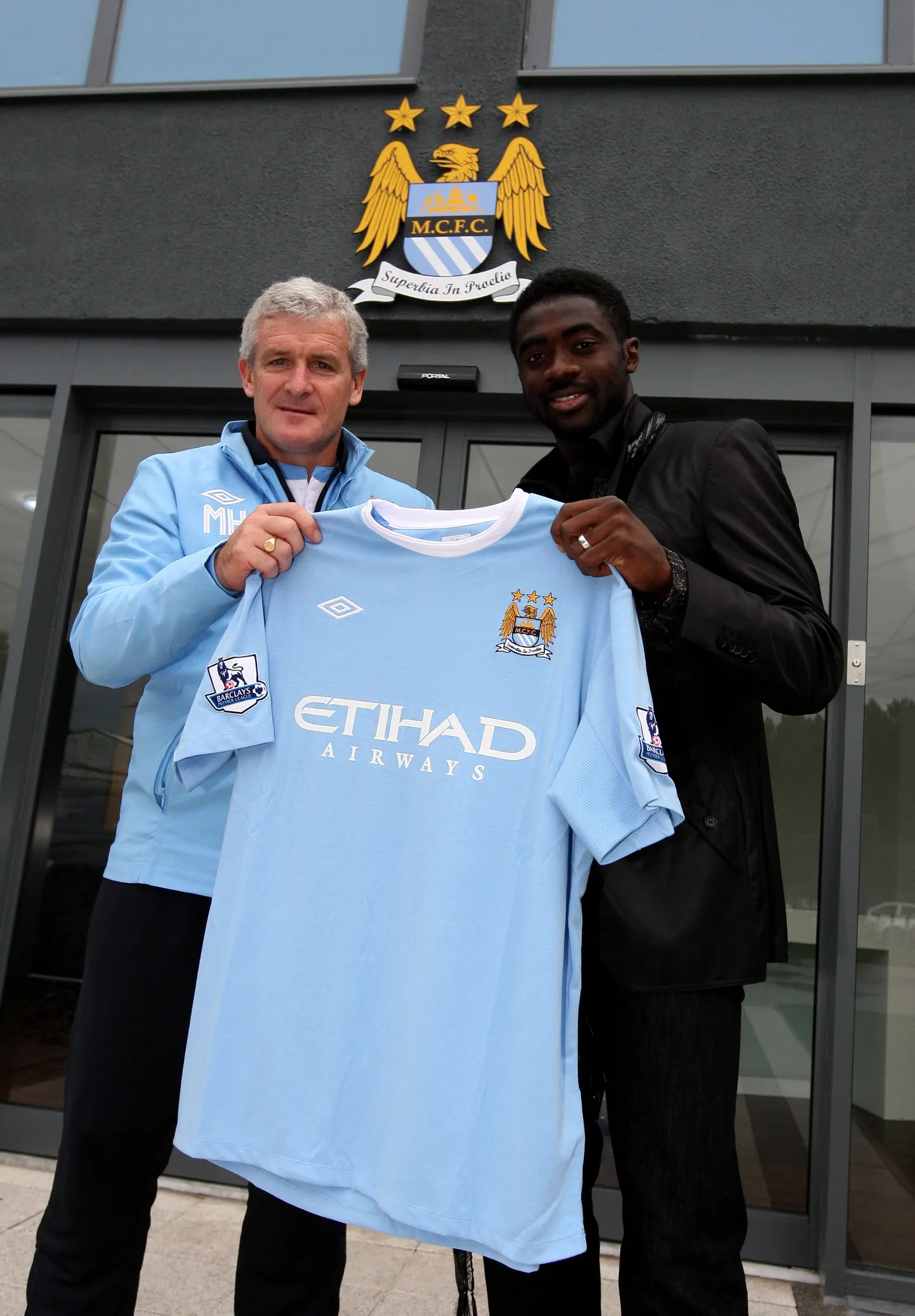 Kolo Toure (paremal) ja Mark Hughes.