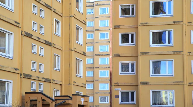 Ka nõukogudeaegsed paneelmajad peavad 2050. aastaks, kui need siis veel elamiskõlblikud on, saama nullenergia märgise. Pildil Mõisavahe tänava kortermajad.