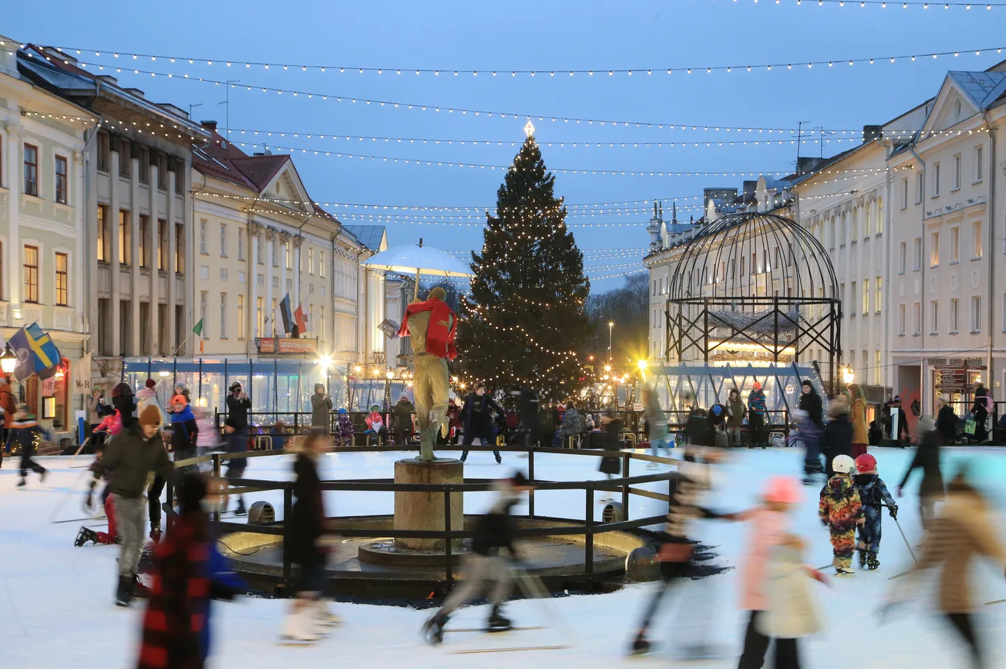 Uisutajad raeplatsi uisuväljakul.