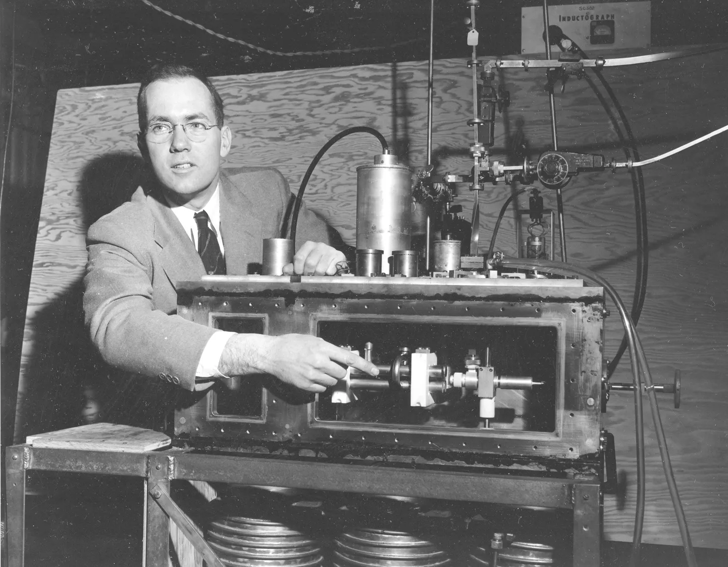 Charles Hard Townes 1955. aastal enda leiutatud maseriga.