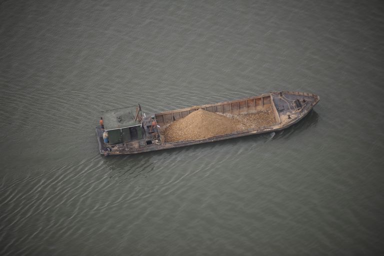 Väikelaev liivaga Põhja-Korea Taedongi jõel