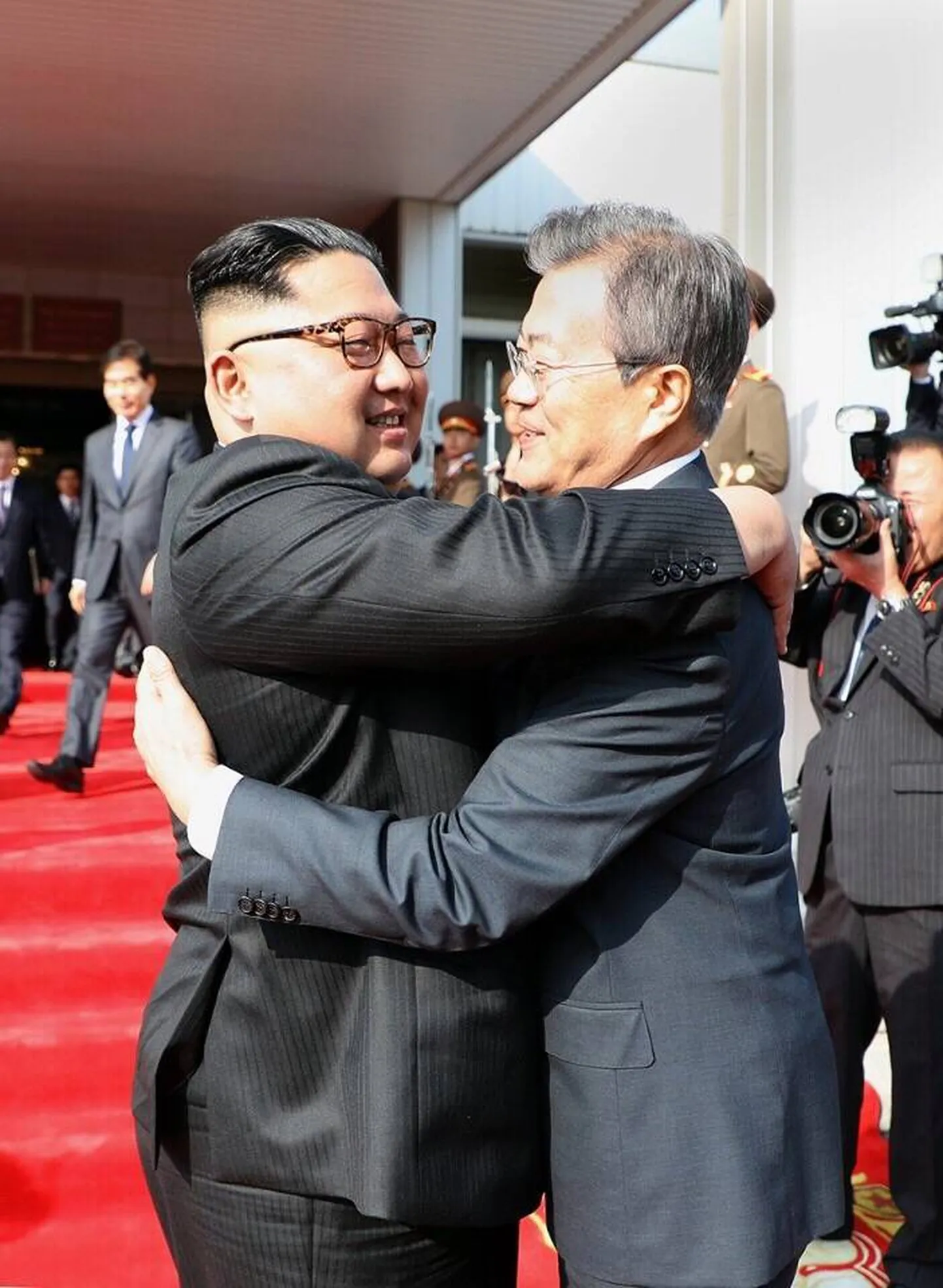 Põhja-Korea liider Kim Jong-un (vasakul) ja Lõuna-Korea president Moon Jae-in embamas tänavu 26. mail peetud kohtumisel Panmunjomi piirikülas.