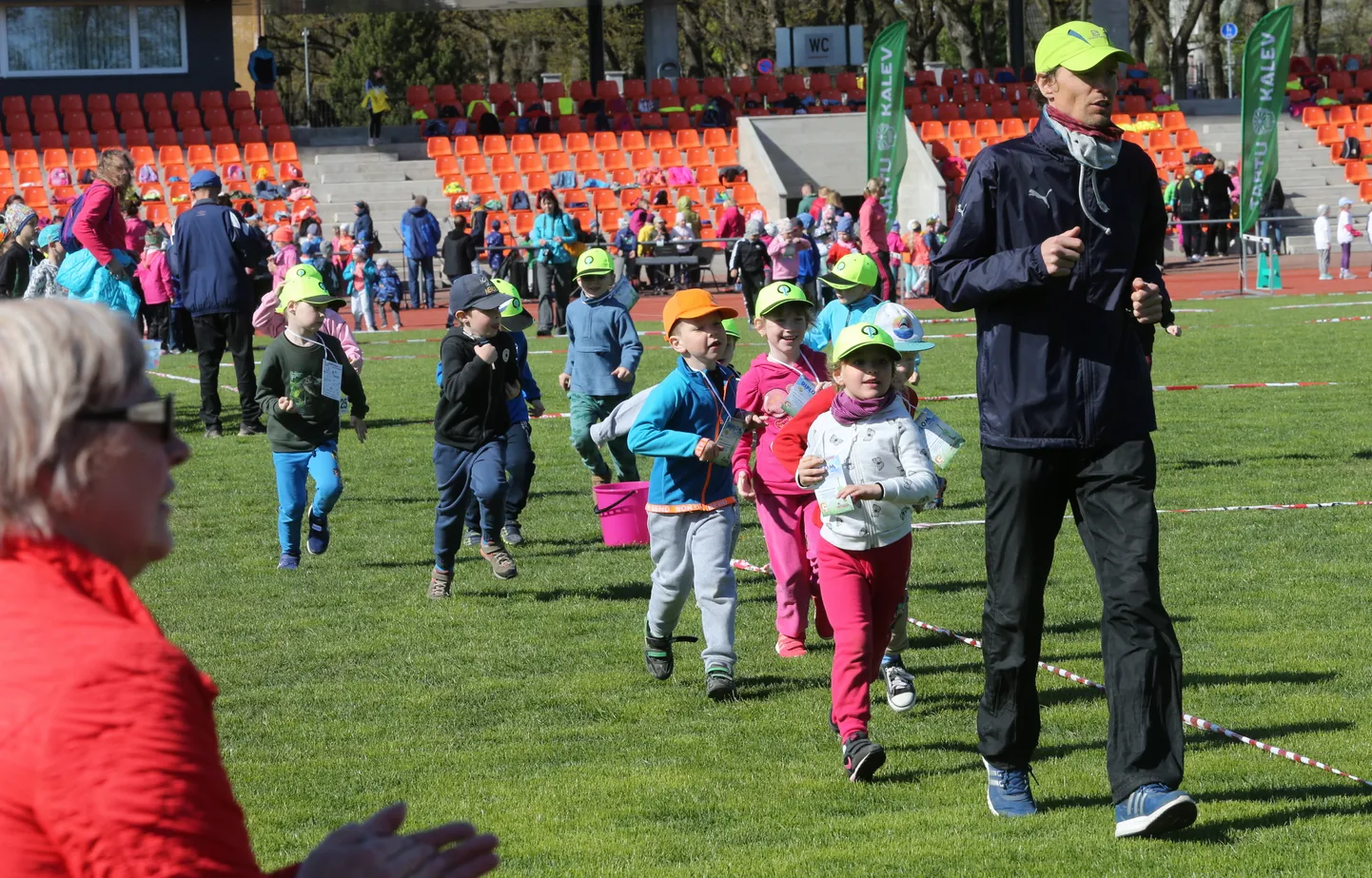 Lasteaedade spordipäeval saab treenerite juhendamisel nii joosta kui hüpata. Ennekõike aga lustida.