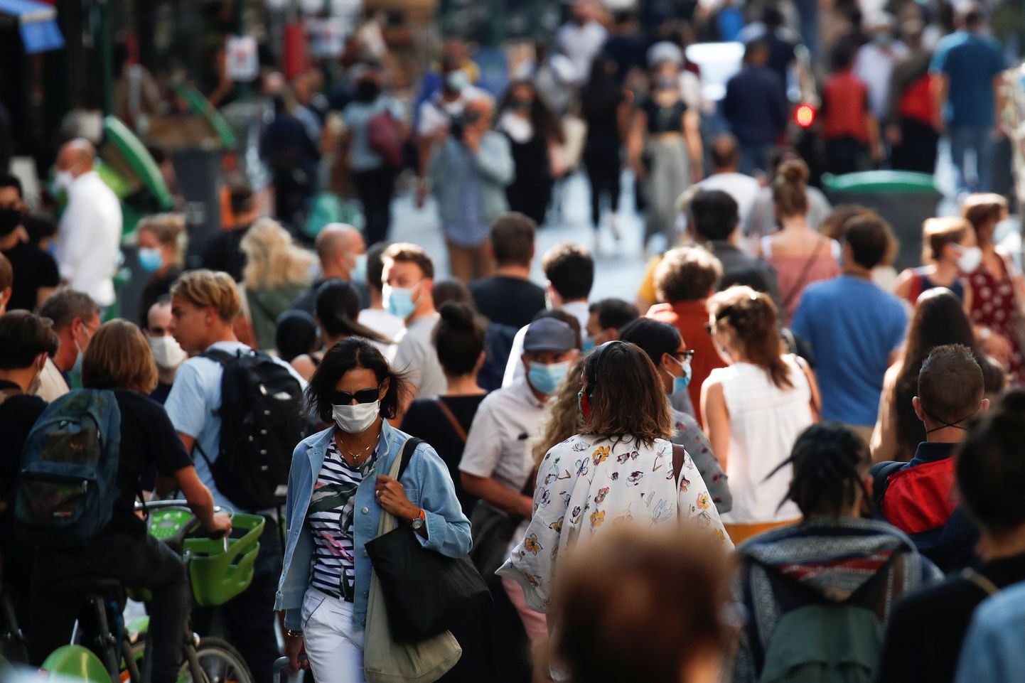 Inimesed Pariisi tänavatel, kus on kehtestatud avalikus kohas maski kandmise kohustus.