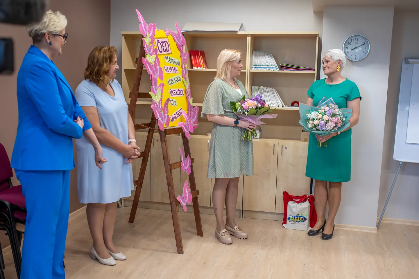 Aasta õde Eda Mudalomp (paremal) tunnustust vastu võtmas.
