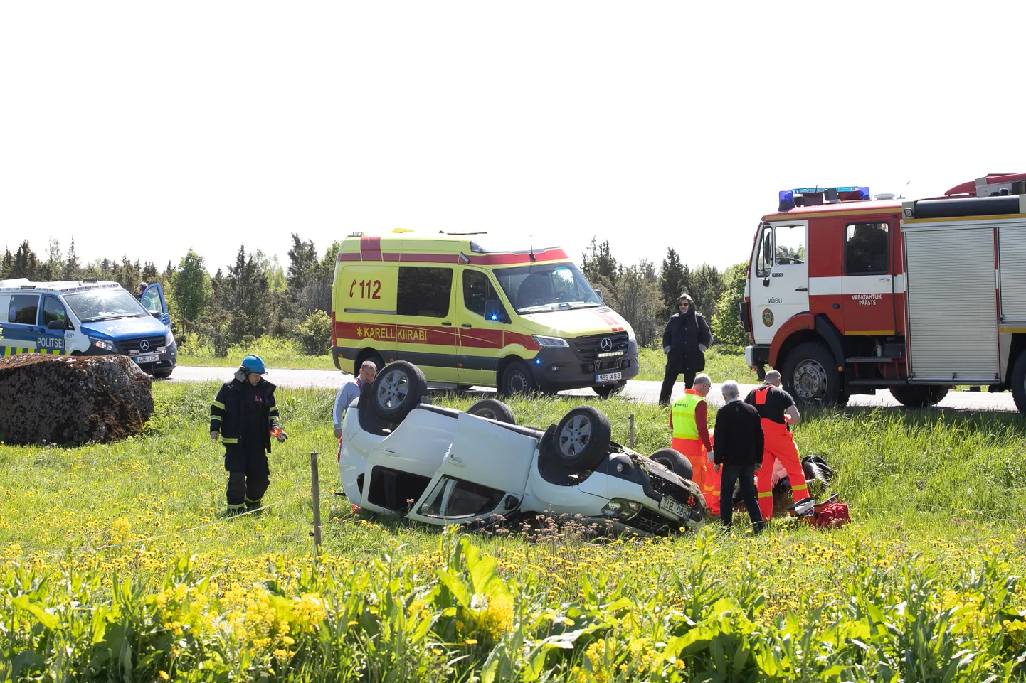 Katusele rullunud autoga liiklusavarii. Foto on illustreeriv.