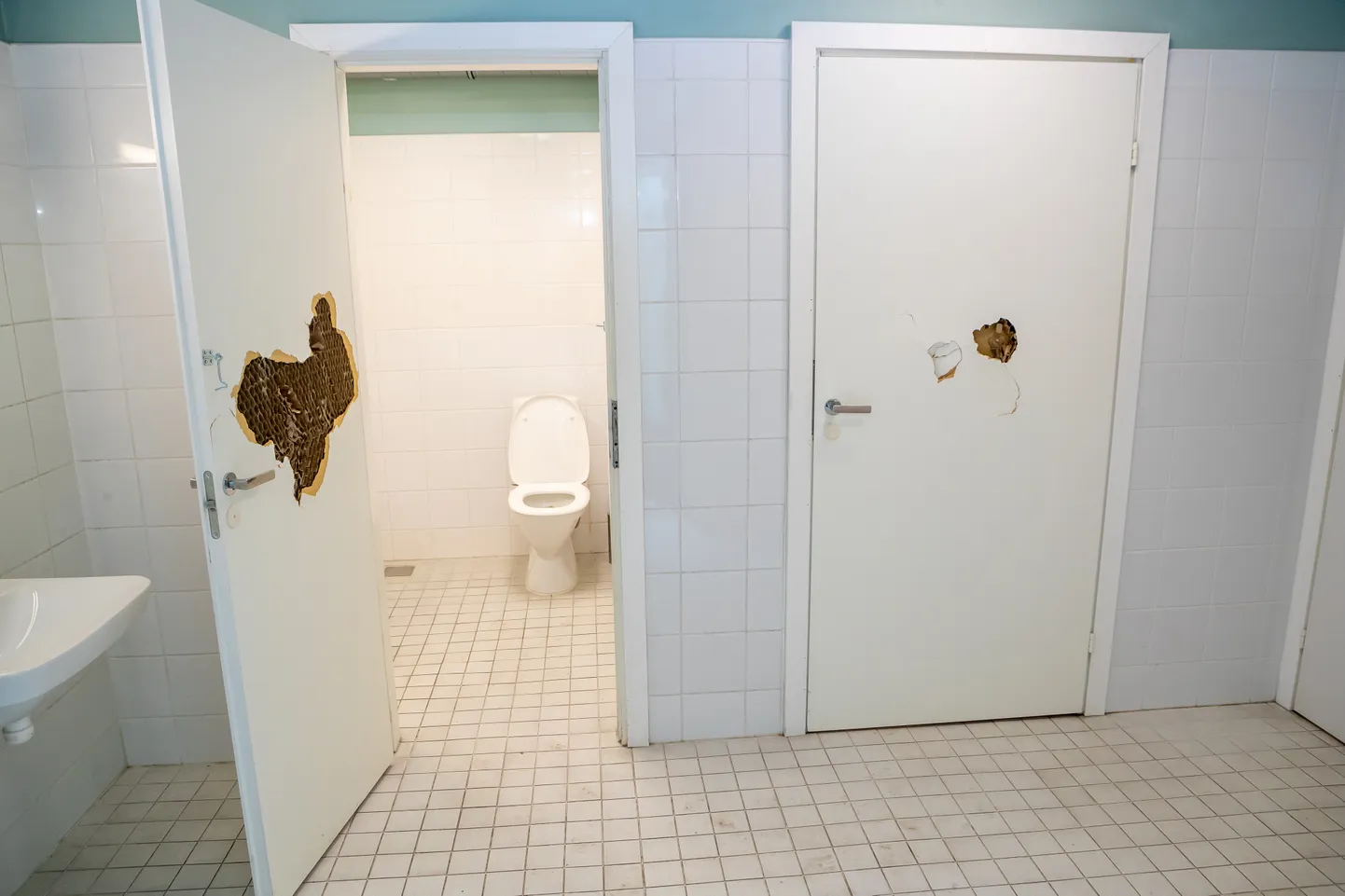 KURESSAARE RAEKOJA taguse platvormi nimeks on noorte hulgas saanud "Sitakas", mis viitab all olevatele tualettidele. Noortele meeldib hängida nii ülal kui all.
